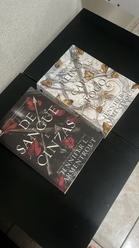 Livros ~ De Sangue e Cinzas e Um Reino de Carne e Fogo (Jenniffer L. Armentrout)