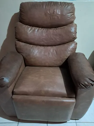 Vendo poltrona em couro legítimo....