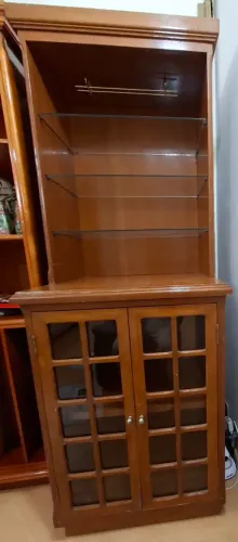 Barzinho/Cristaleira de Madeira com Prateleiras de vidro