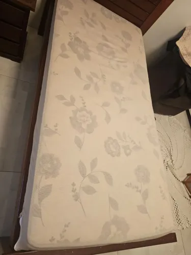 Vende se Cama de Solteiro e Colchão