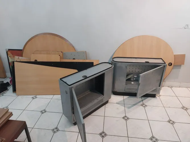 Mesa de madeira para escritorio com mesa de reuniao, 2 bases para CPU em metal