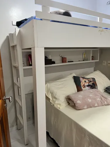Cama suspensa com colchão
