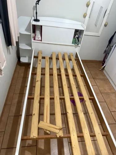 Cama de solteiro com baú