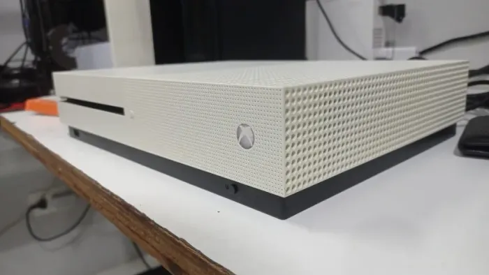 XBOX ONE S + 1 CONTROLE ORIGINAL