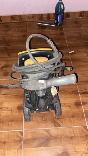 Uma máquina de lava e um aspirador de pó