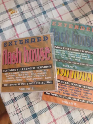 VENDO COLEÇÃO FLASH HOUSE COM 33CDS OBSERVAÇÃO NÃO TEM MUSICA REPETIDA