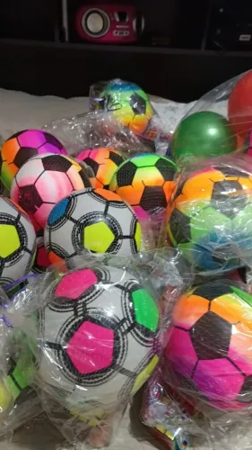 Vendo lote com 40 bolas coloridas, infantil, cheias. Retirar no Cajuru. R$270
