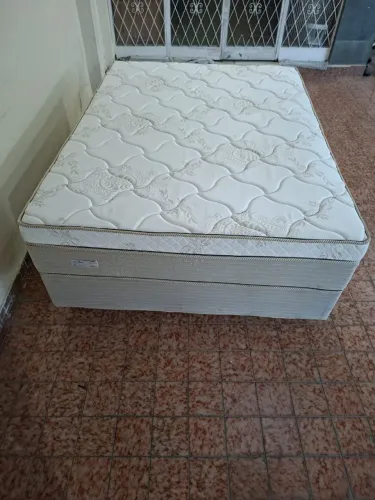 Cama de casal seminova