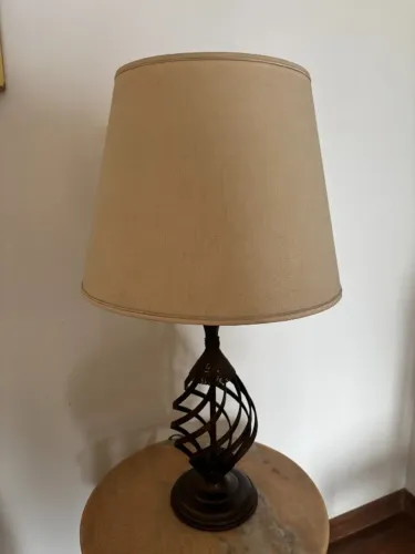 Luminária de Mesa Rústica em Ferro Trabalhado