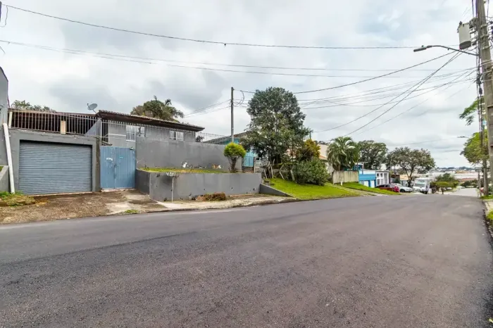 Terreno com 2 casas ( não averbadas ) - 5 quartos, quintal e churrasqueira no Uberaba, Cur