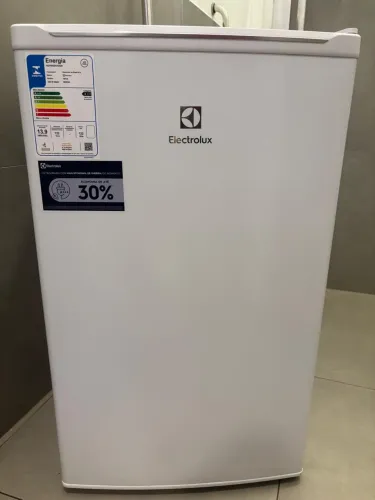 Frigobar 220v semi novo