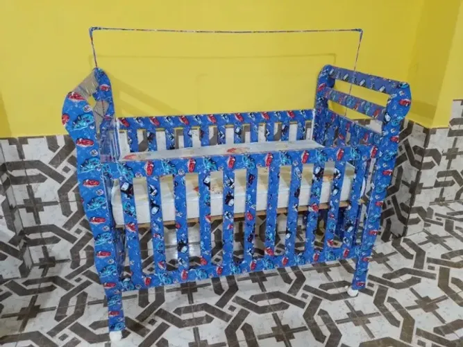 Vendo berço usado,acompanhado de colchão e algumas peças de roupa de cama!!!