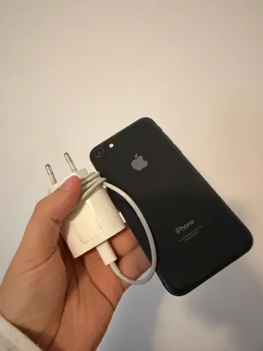 iPhone 8 de 64gb carregador e cabo originais com capa - 72% bateria