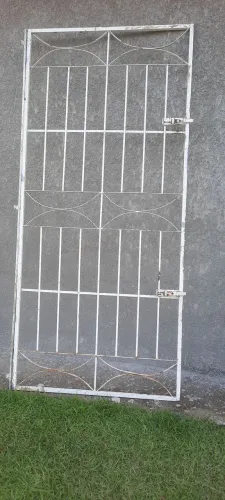 Vendo pega ladrao1mt de largura por 220 e pega ladrão pra janela 1mt por 1mt