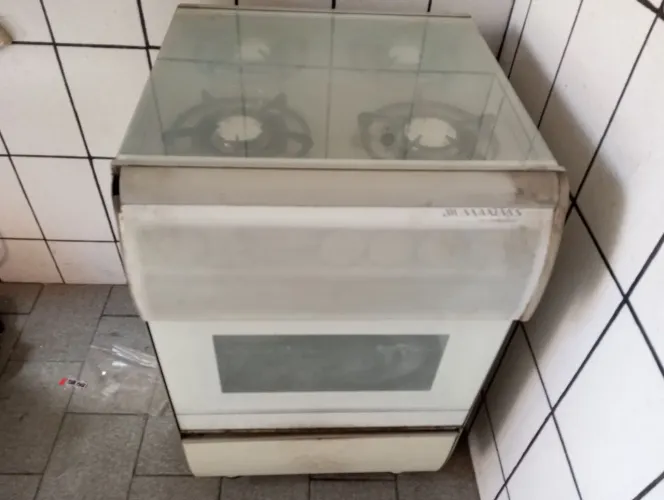 Fogão a gás 4 bocas com forno e uma gaveta na parte de baixo.