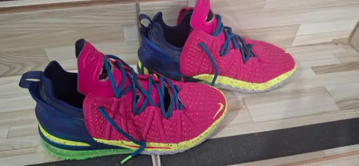 nike lebron 18 rosa com detalhes
