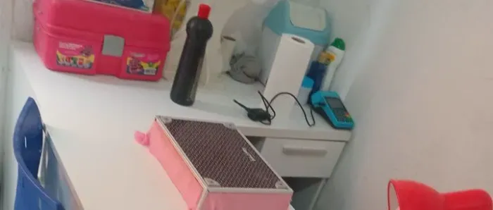 Duas mesas,as duas contém gavetas 