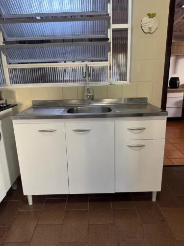 Armário com pia de cozinha
