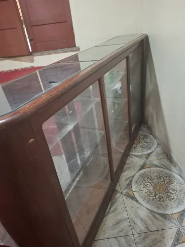 Balcão com vitrine de madeira