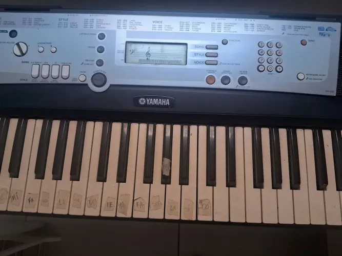 Vendo Teclado Yamaha interessados me chamar no zap *