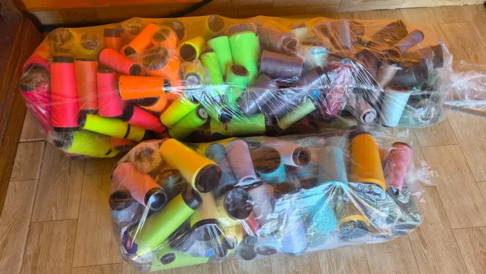 Vendo linhas de costura usadas.