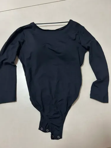 Body preto novo com manga 3/4 e decote nas costas