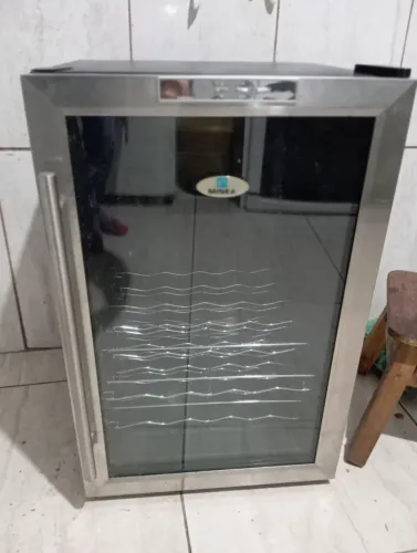 Adega d vinho cabe umas 20 garrafas