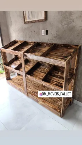 Banca de frutas e verduras feita com pallet 