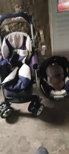 Carrinho de bebê e cadeirinha para automóveis
