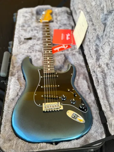 Guitarra Fender Stratocaster American Professional II - Dark Night