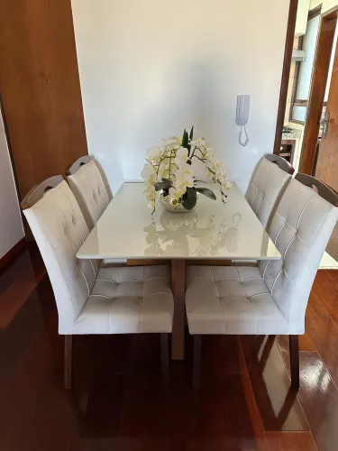 Vende-se 4 cadeiras de madeira maciça