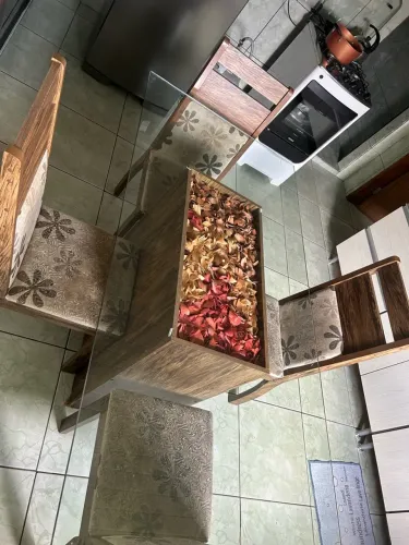 Mesa de 6 lugares com 4 cadeiras