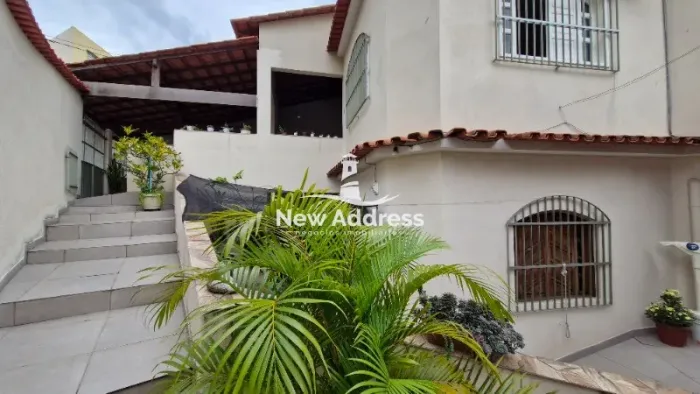Duas casas com ponto comercial em terreno de 335m² em Rosa da Penha. Amplas, bem cuidadas 