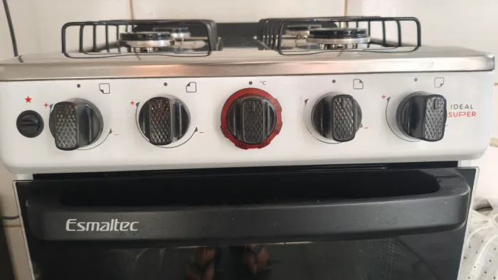 Fogão Emaltec 4 bocas (Pouco tempo de uso)