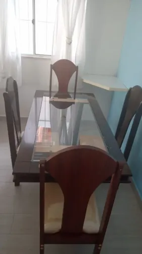 Mesa de Jantar (1,60 m x 0,80 cm) com tampo de vidro e 4 cadeiras.