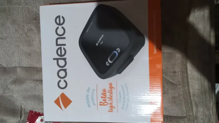 Sanduicheira elétrica cadence na caixa