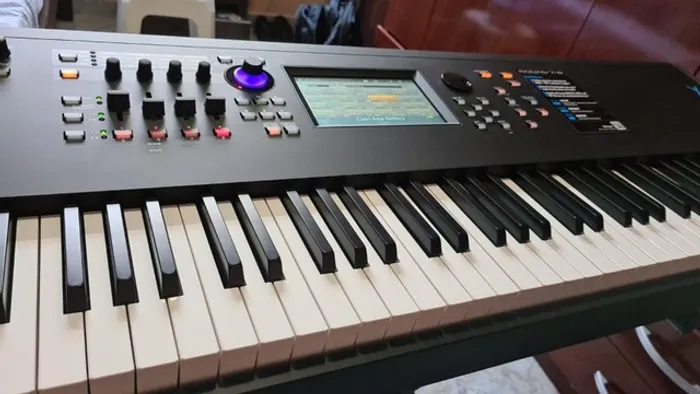 Vendo Teclado profissional MODX 8