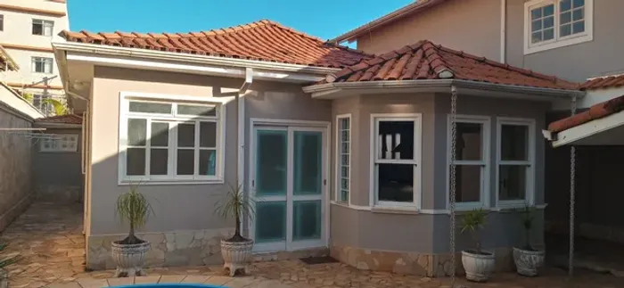 C700 - Casa ampla, térrea em excelente localização