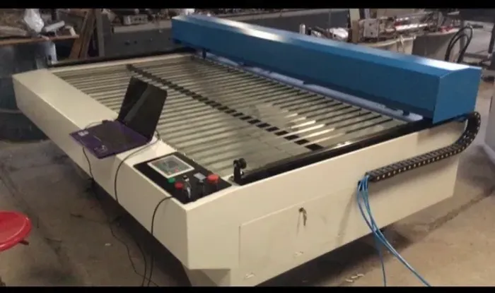 MAQUINA LASER GRANDE NOVA CO2 CORTE E GRAVAÇÃO   AREA UTIL DA MESA 2mts X 1mt