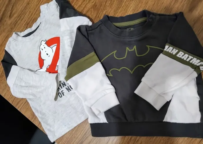 1 camiseta e um moletom quentinho para bebês de 6 a 9 meses