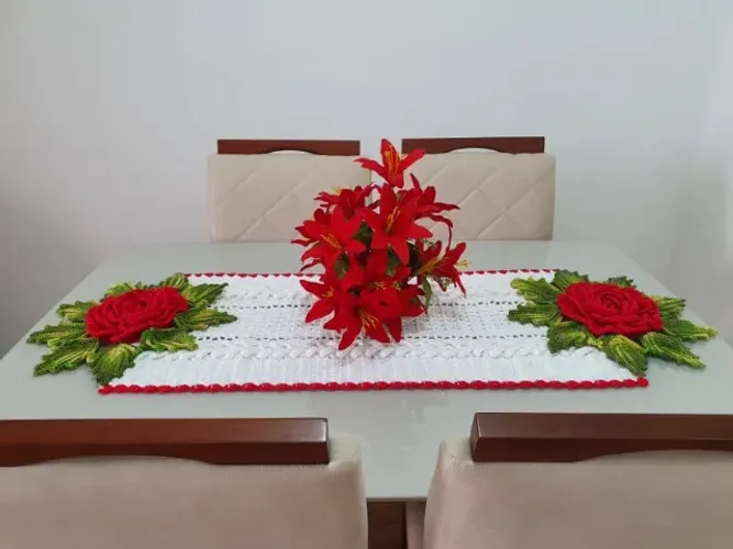 Luxuoso Trilho de mesa - rosa em crochê- Sua mesa merece um deste! 