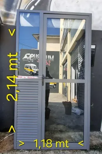 Porta de giro com veneziana gold