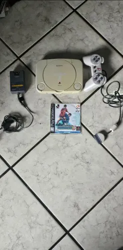 PS1 PSONE COMPLETO FUNCIONANDO PERFEITAMENTE CONTROLE CABOS FONTE E JOGO