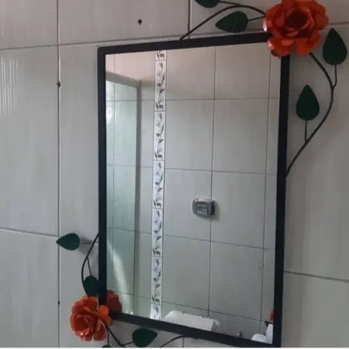 Moldura para espelho com rosas 