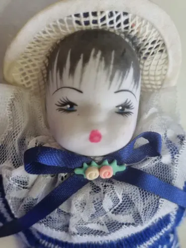 Boneca de Porcelana - Macacão Azul e Branco - Antiga - Usada