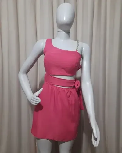 Vestido<br>em crepe<br>com bojo. Tam P