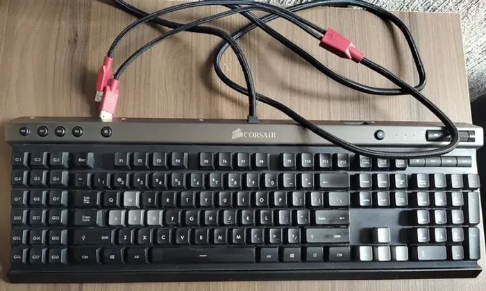 Teclado RGB Corsair Raptor K50