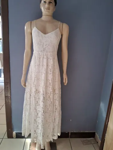 Vestido longo branco rendado com alcinhas