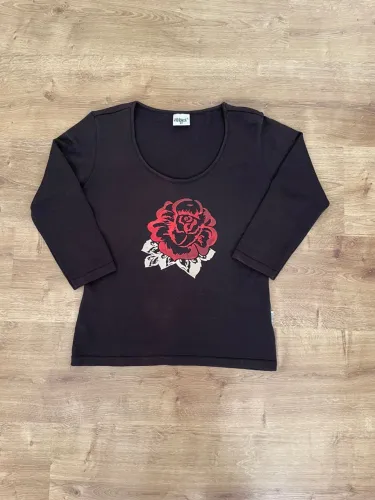 Blusa preta com estampa de rosa P Abbici