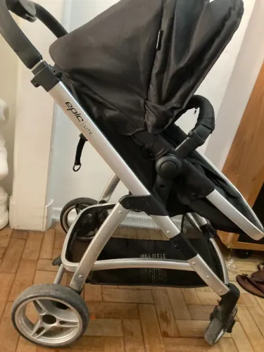 Carrinho de Bebê com Bebê Conforto marca INFANTI ótimo estado, com capa de chuva de brinde
